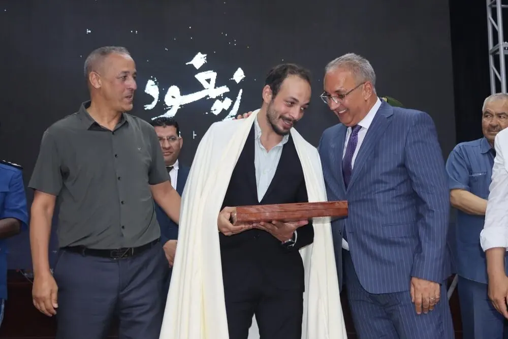 تكريم الممثل علي ناموس بطل فيلم زيغود يوسف من طرف والي تيسمسيلت